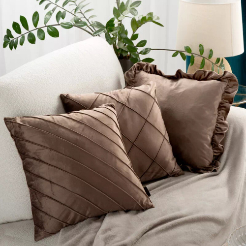 Funda Brenda 45x45 verde salvia terciopelo con volante dark beige