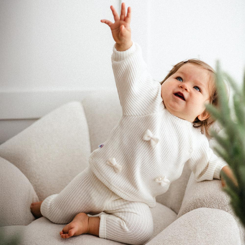 Fluffy Tails Eevi- jersey crudo para bebé niña con lazos y canalé