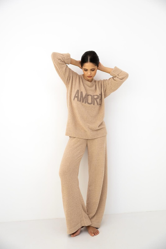 Conjunto de mujer Zerina beige Sensis – material bouclé suave, escritura AMORE, pantalones cómodos