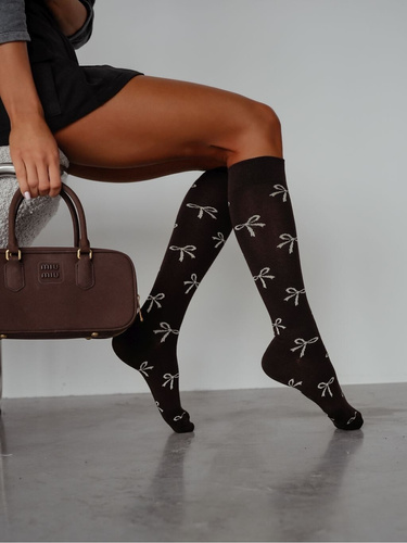 Calcetines de rodilla para mujer Milena 0248-016 marrón - algodón, suaves, sin presión, con dibujo de lazo, cómodos para llevar a diario