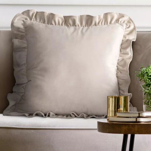 Funda Brenda 45x45 verde salvia terciopelo con volante beige