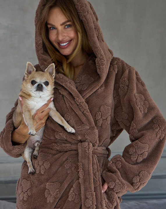 L&L Fibi 2635 Bata larga de mujer con capucha, suave, estampado de huellas de perro - color chocolate
