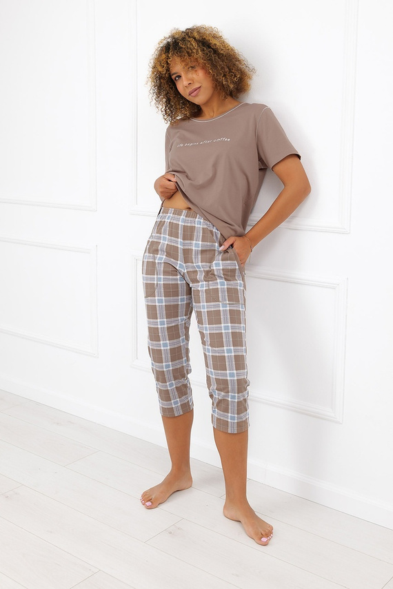Pijama de mujer Delma Italian Fashion de algodón, manga corta, pantalones 3/4 a cuadros - cappuccino