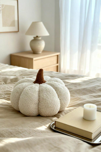 Almohada decorativa boucle calabaza Spod Igły i Nitki - blanco, decoración de otoño y Halloween