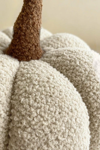 Almohada decorativa boucle calabaza Spod Igły i Nitki - beige, decoración de otoño y Halloween