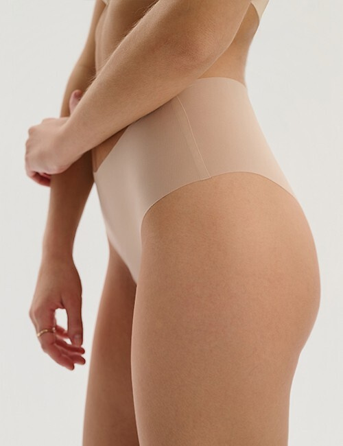 Braguitas Brasil Maxi Julimex Mousse sin costuras ultraligeras invisibles bajo la ropa beige