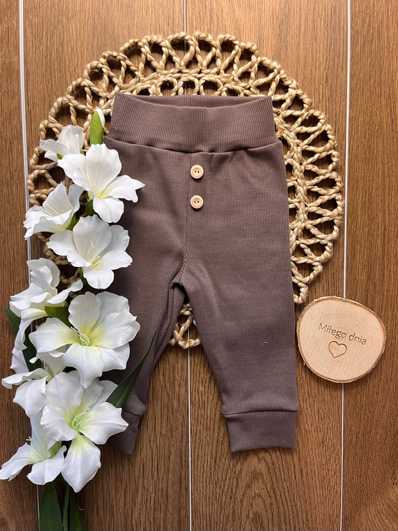 Leggings para niño LC017 color mus czekoladowy de algodón acanalado con botones