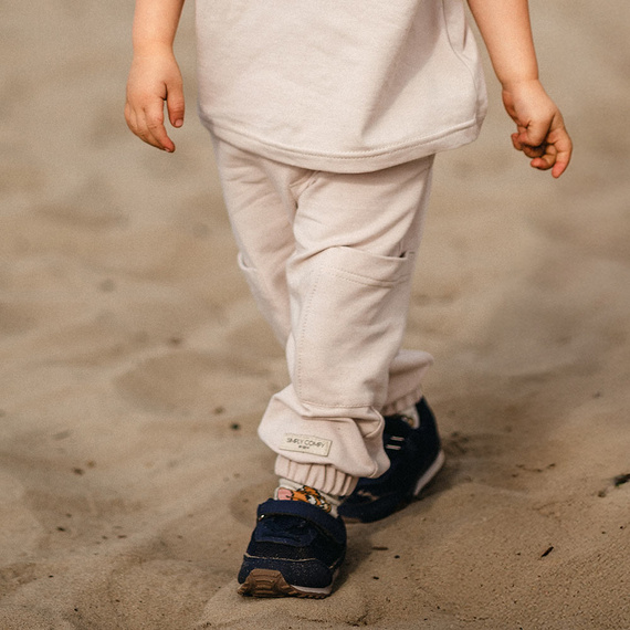 Simply Comfy Pantalones de chándal para niños Eevi beige - 100% algodón, con bolsillos