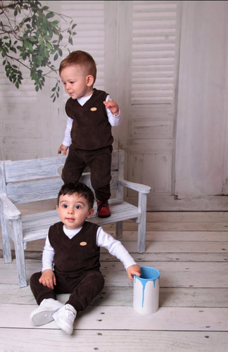 Conjunto infantil Jaś Bambarillo marrón – chaleco acanalado y pantalones