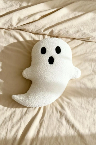 Boucle fantasma Almohada decorativa Spod Igły i Nitki - blanco 28x40 cm, decoración para Halloween y otoño