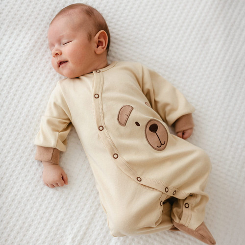 Pijama bebé Beary Cool Eevi - crudo, algodón, osito bordado, con pies