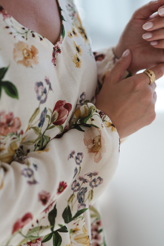 Lovely Dress Midi Milk&Love vestido de maternidad y lactancia floral crema en lino, corte elegante con cremalleras de lactancia