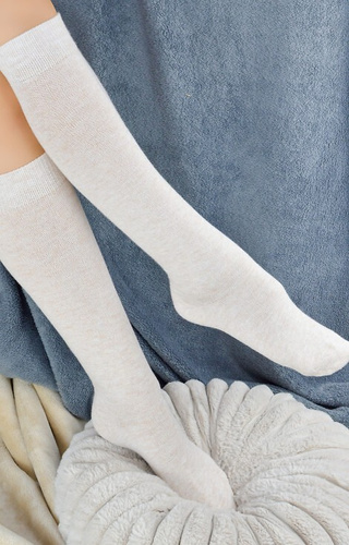 SB158 Calcetines de mujer hasta la rodilla Noviti beige - cómodos, lisos en suave tejido de punto