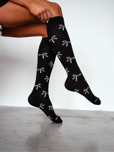 Calcetines altos de mujer Milena 0248-016 negro - algodón, suaves, sin presiones, con dibujo de lazo, cómodos para llevar a diario