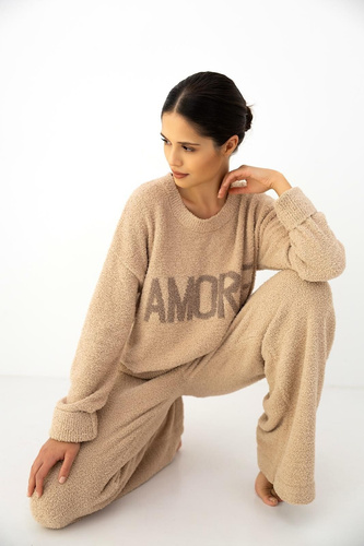 Conjunto de mujer Zerina beige Sensis – material bouclé suave, escritura AMORE, pantalones cómodos