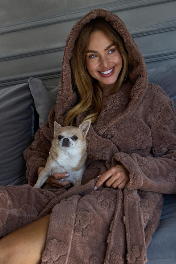 L&L Fibi 2634 Bata corta de mujer con capucha, suave, estampado de huellas de perro, color chocolate