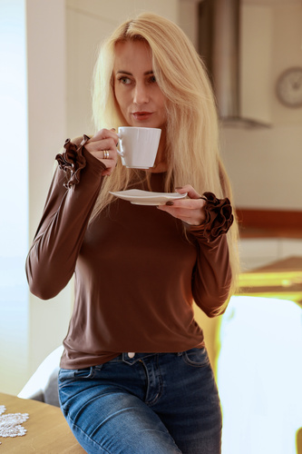 Blusa Nessy Mirale de microfibra – blusa femenina con rosa decorativa