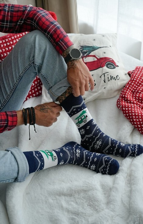 1290-030 Calcetines de Navidad para hombre Milena azul marino 02 - Coche con árbol de Navidad, algodón