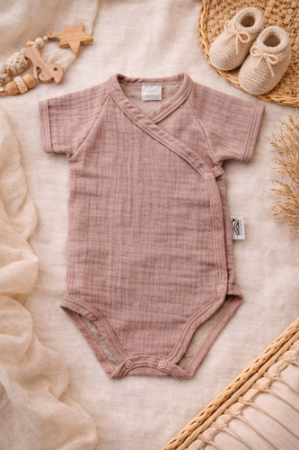 Body de muselina Just Muslin 03235KR Makoma rosa- manga corta, sobre, 100% algodón