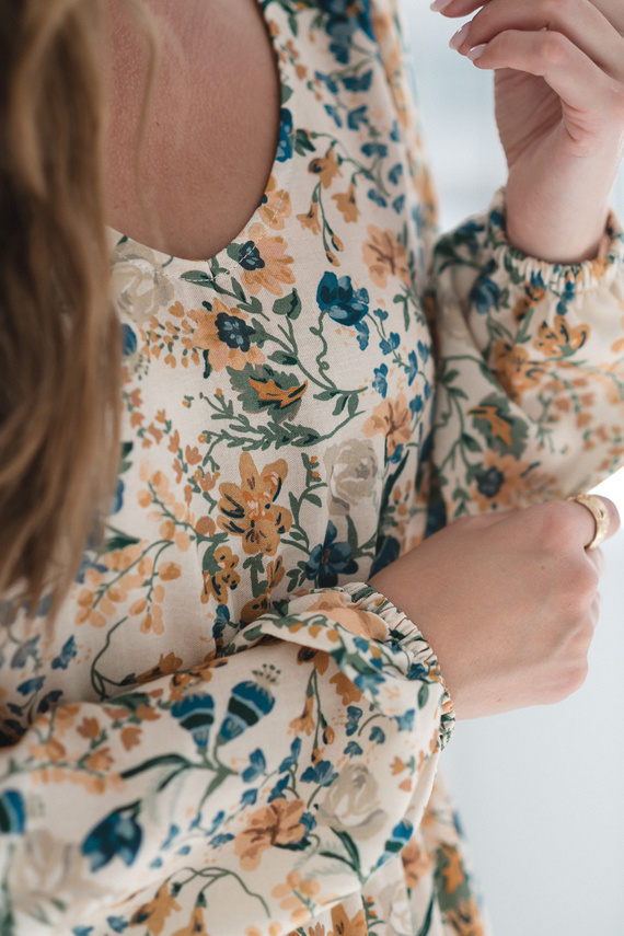 Lovely Dress Midi Milk&Love Vestido de maternidad y lactancia floral beige de lino, corte elegante con cremalleras de lactancia
