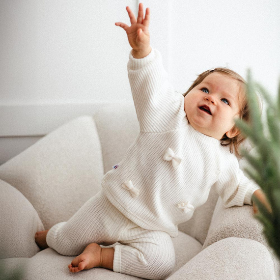 Fluffy Tails Eevi- jersey crudo para bebé niña con lazos y canalé