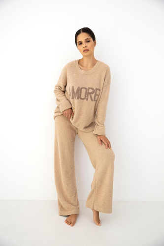 Conjunto de mujer Zerina beige Sensis – material bouclé suave, escritura AMORE, pantalones cómodos
