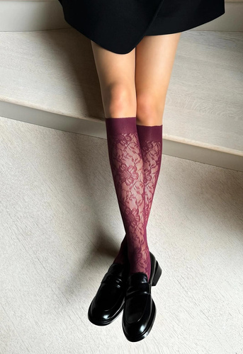 Calcetines hasta la rodilla Bellarosa Veneziana granate - calados, florales, ultraligeros y elegantes, máximo confort sin presión