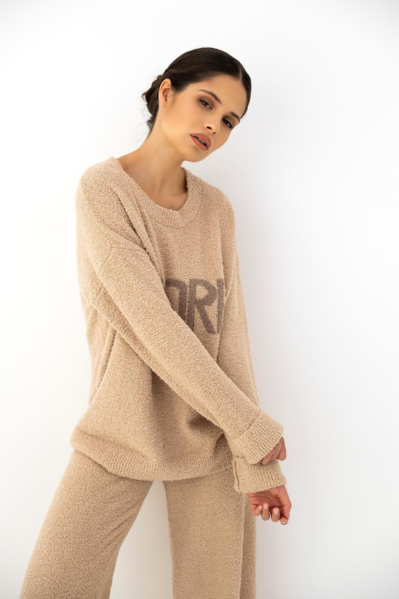Conjunto de mujer Zerina beige Sensis – material bouclé suave, escritura AMORE, pantalones cómodos
