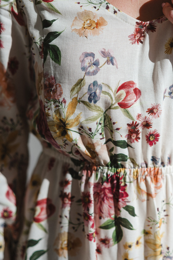 Lovely Dress Midi Milk&Love vestido de maternidad y lactancia floral crema en lino, corte elegante con cremalleras de lactancia