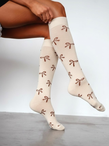 Calcetines altos de mujer Milena 0248-016 ecru - algodón, suaves, sin presiones, con dibujo de lazo, cómodos para llevar a diario