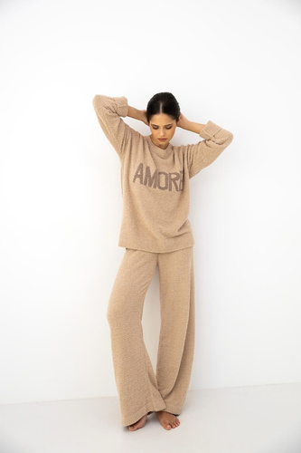 Conjunto de mujer Zerina beige Sensis – material bouclé suave, escritura AMORE, pantalones cómodos