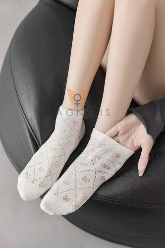 Calcetines invisibles mujer Magnetis CC-251102 algodón ecru con diseño delicado
