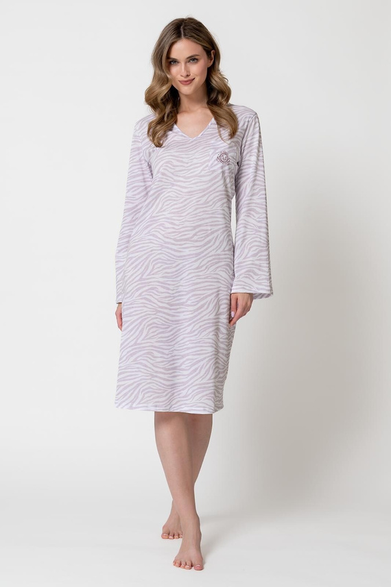 Camisa de mujer - algodón estampado de alta calidad - escote en "V" resaltado con ribete liso - bolsillo en el pecho con estampado delicado - manga larga - largo hasta debajo de la rodilla Composición: 100% algodón
