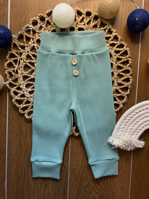 Leggings infantiles LC004 de algodón acanalado en color salvia con botones