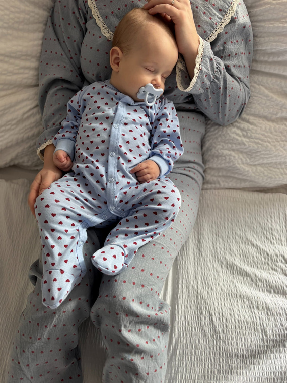 Pelele recién nacido Love Eevi azul con corazones 100% algodón con mangas plegables