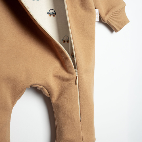 Pijama de chándal 222271 Olo Nicol color caramelo con capucha, forro y botitas