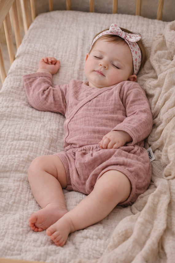 Body de muselina Just Muslin 03235R Makoma rosa- manga larga, cierre de sobre, 100% algodón