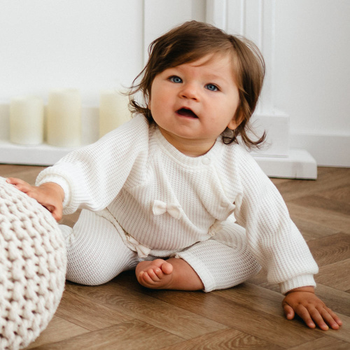 Fluffy Tails Eevi- jersey crudo para bebé niña con lazos y canalé