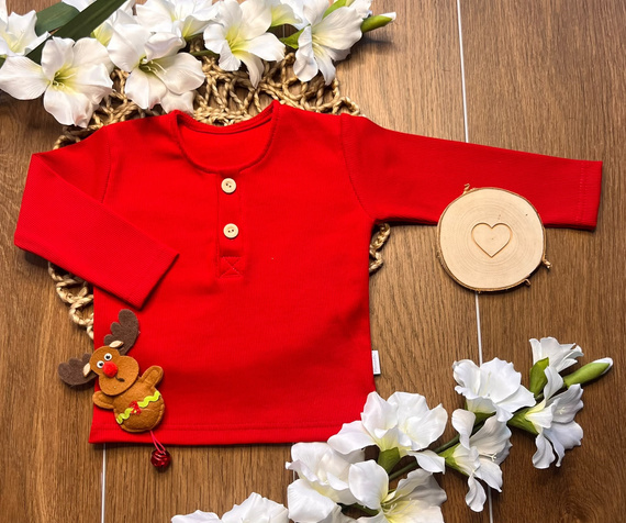Blusa infantil Mamatti BL014 tipo polo acanalada con botones de madera roja