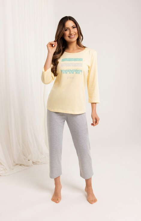 709 Pijama de señora de algodón amarillo - manga 3/4, pantalón 3/4, estampado en color