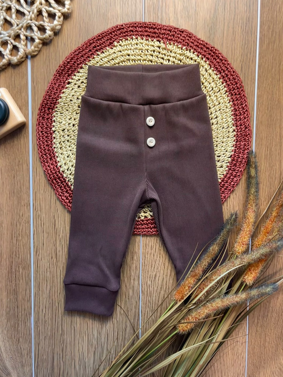 Leggings para niño LC018 de algodón chocolate con canalé y botones de madera