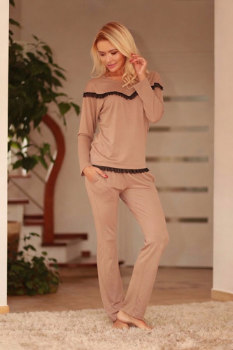 Pijama de mujer Kalimo Calpe larga de viscosa con volantes y bolsillos color latte