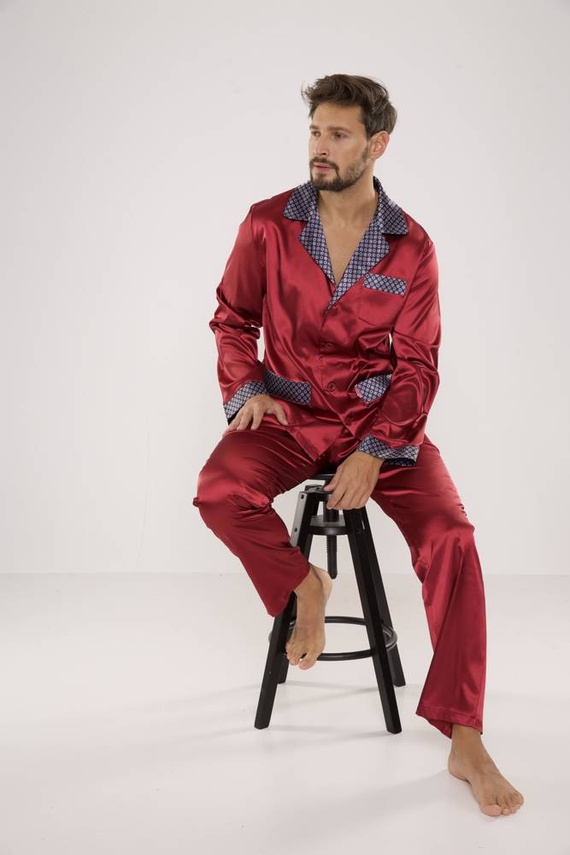 939 Pijama de satén granate para hombre