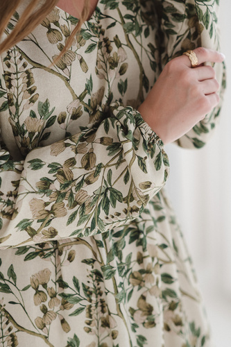 Lovely Dress Midi Milk&Love en flores verdes - vestido de maternidad y lactancia en lino, corte elegante con cremalleras de lactancia