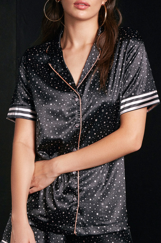 D1101 Exes pijama de satén para mujer - camisa y short de estrellas