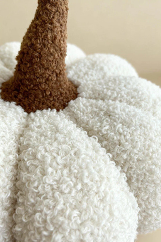 Almohada decorativa boucle calabaza Spod Igły i Nitki - blanco, decoración de otoño y Halloween