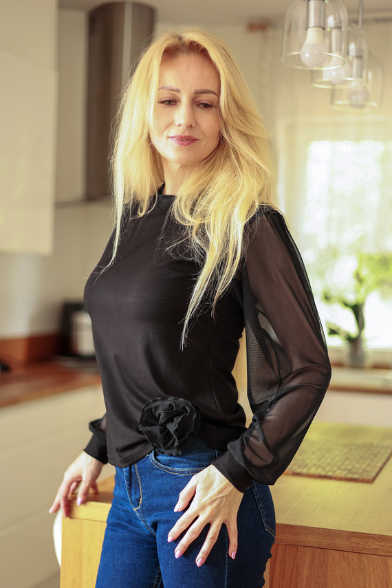 Mirale Freya Blusa de mujer de viscosa con mangas de tul y cuello alto elegante - negra
