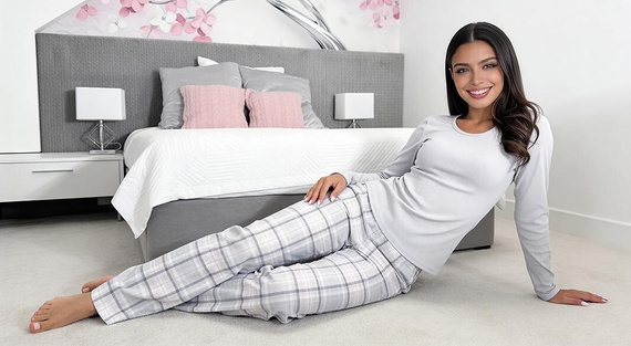 Donna Dani Long pijama larga gris para mujer de algodón con pantalones a cuadros y camiseta de canalé