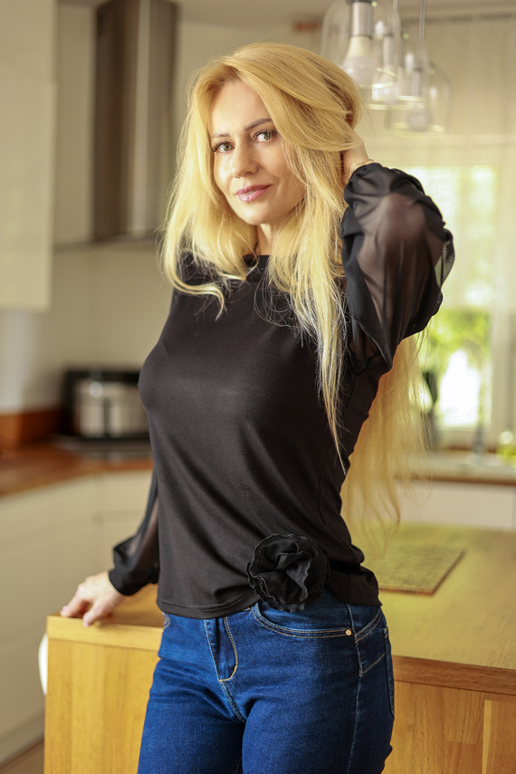 Mirale Freya Blusa de mujer de viscosa con mangas de tul y cuello alto elegante - negra