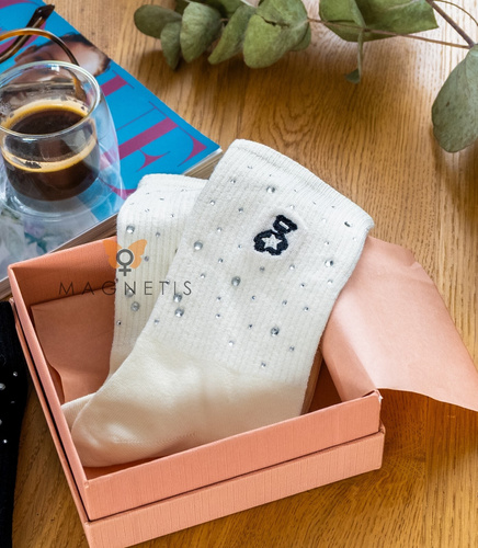 Calcetines de mujer Magnetis YN5036 de algodón blanco, con motivo de osito y circonitas